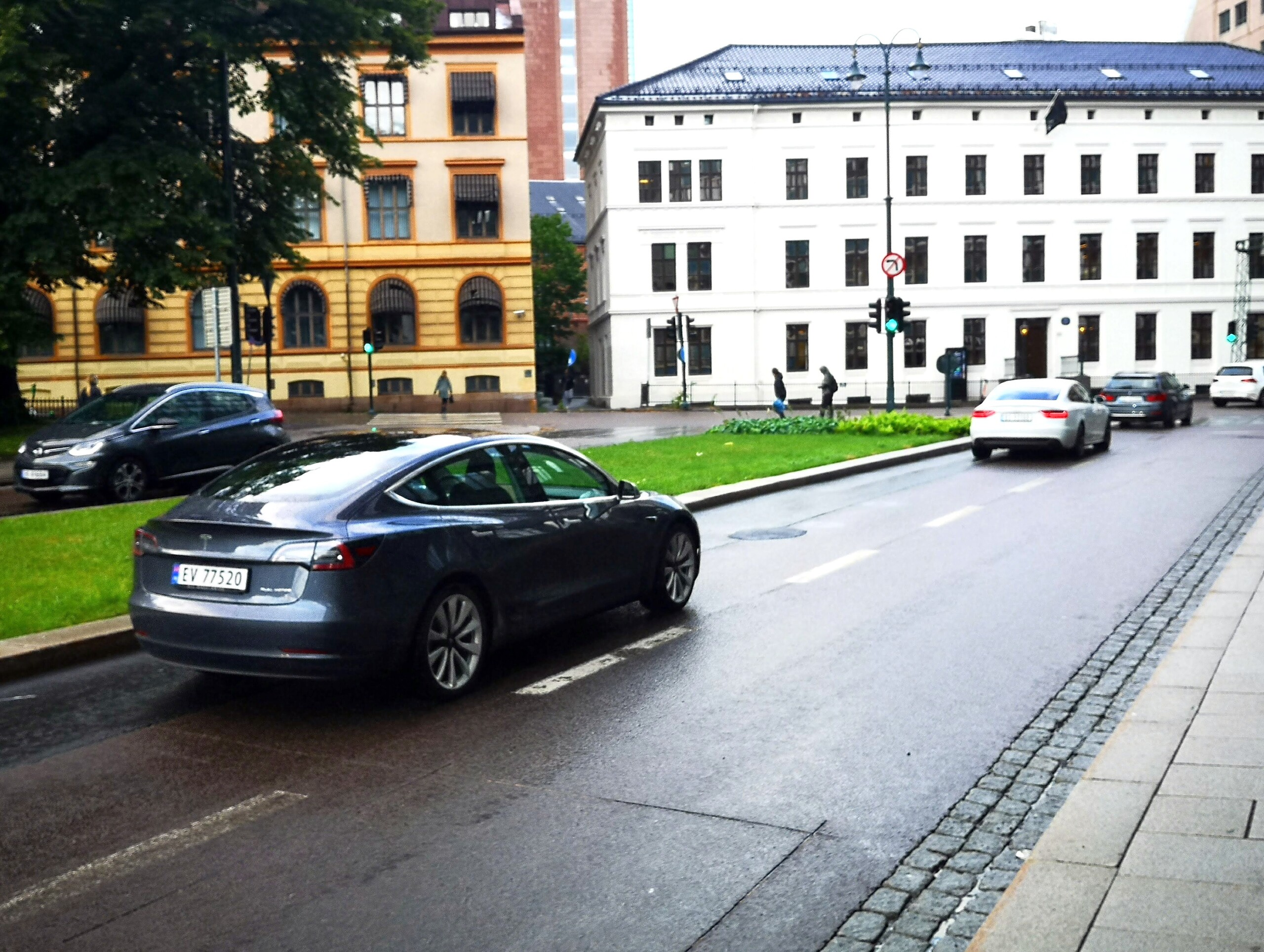 Bezkonkurencyjną marką wśród bezemisyjnych aut okazuje się w Norwegii Tesla.