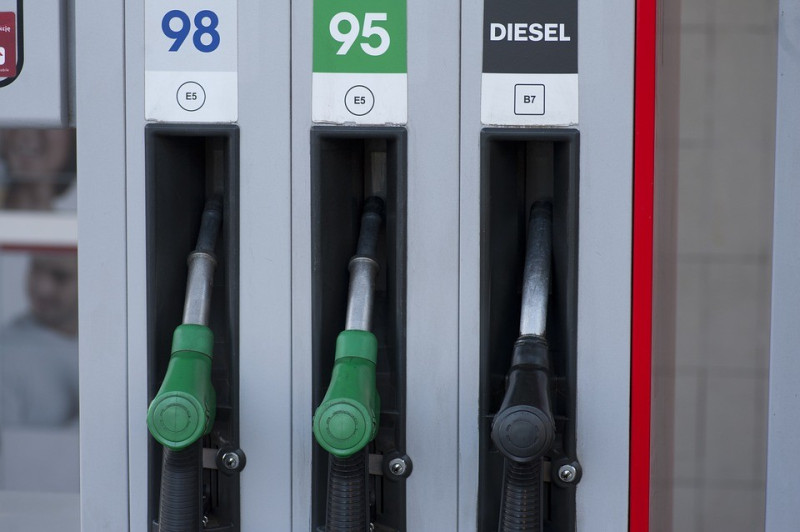 W koszt benzyny i oleje napędowego wlicza się podatek VAT oraz opłatę drogową i od emisji spalin. – 40 proc. wartości litra paliwa to podatki – sugerują działacze NAF.