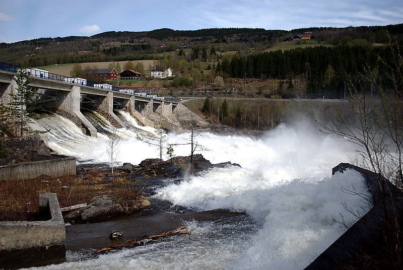 Po pierwszym tygodniu listopada zbiorniki wodne elektrowni południowej Norwegii nie są zapełnione na odpowiednim poziomie. Ceny energii elektrycznej nie wzrosły z kolei na północy, gdzie przedsiębiorstwa nie mają problemów z poziomem wody.
