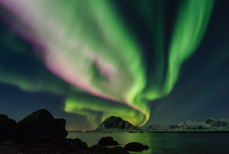 Noc polarna to dogodny czas do upolowania zorzy, czyli zjawiska Aurora borealis.