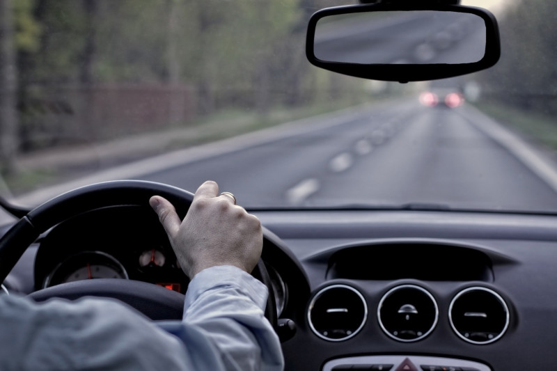 40 proc. kierowców płci męskiej przyznało, że wsiadło sennym za kółko. Kolejnym 13 proc. zdarzyło się przysnąć za kierownicą.