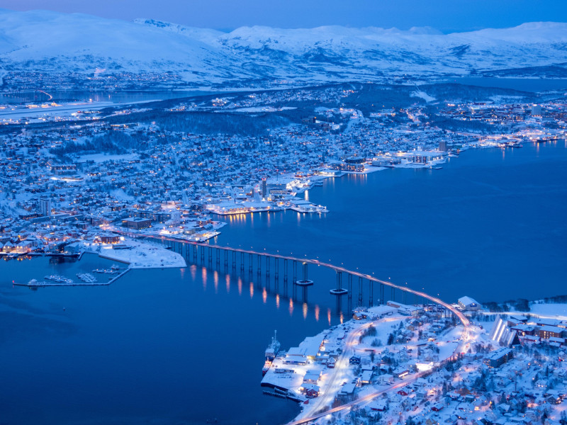 Czwartą najpopularniejszą trasą w Norwegii jest połączenie między Oslo i Tromsø. Samoloty korzystają z niej ponad osiem tys. razy w ciągu roku.
