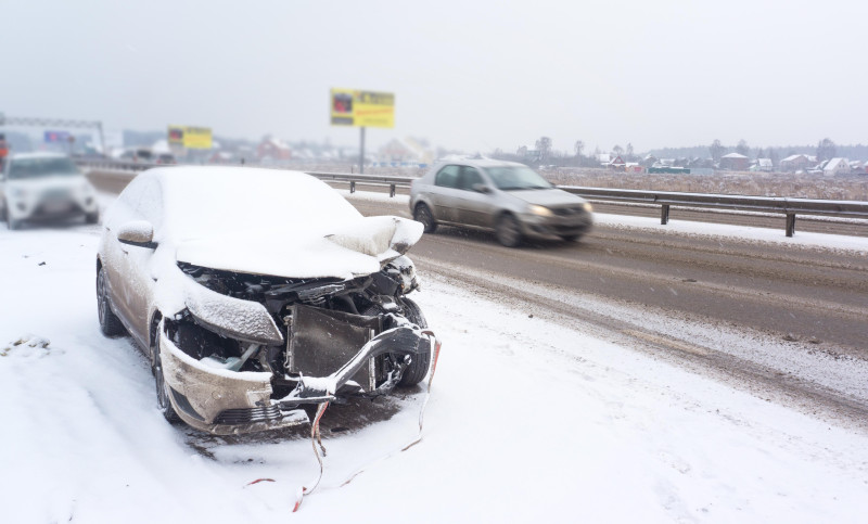 Podczas wypadku z udziałem Polaków droga była ośnieżona, ale policja podała, że samochód był już wyposażony w zimowe opony z odpowiednim bieżnikiem. 