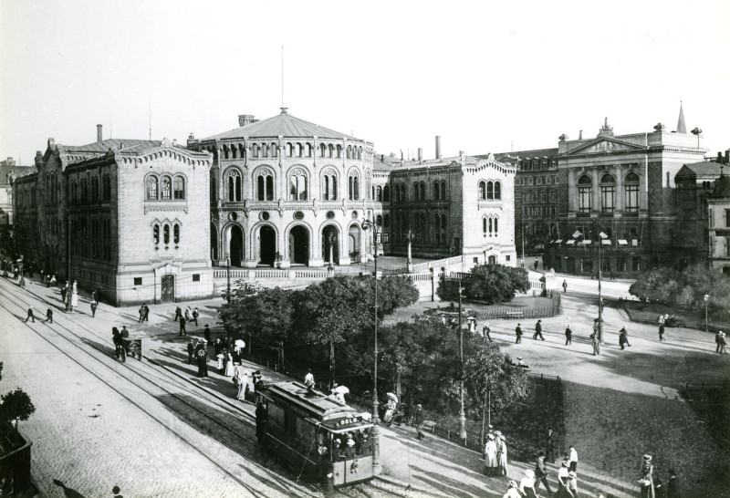 O budowie Stortingu zdecydowano w 1861 roku, prawie 50 lat po uchwaleniu norweskiej konstytucji. /zdjęcie przedstawia budynek w latach 1913-1915