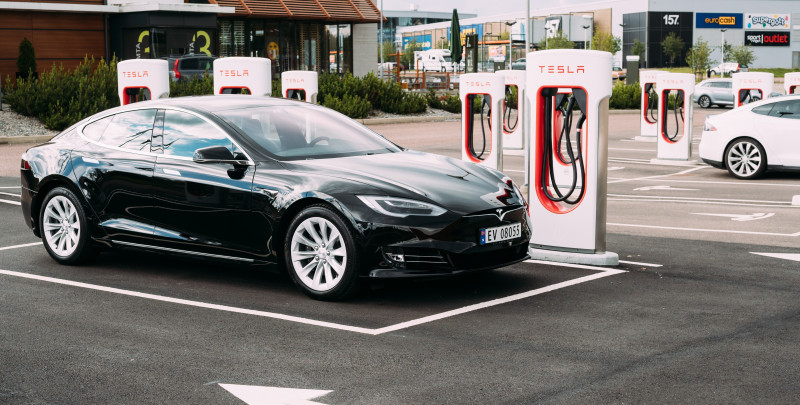 W 2021 Norwegowie kupili 20 tys. samochodów marki Tesla.
