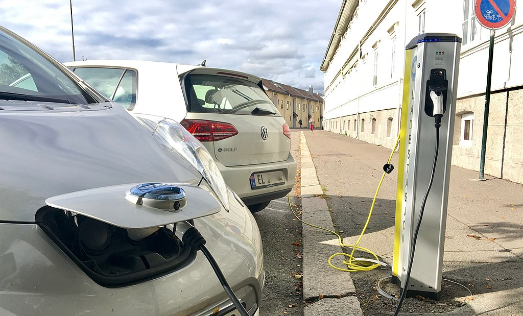 W porównaniu do analogicznego okresu w zeszłym roku sprzedaż samochodów elektrycznych wzrosła o 36 proc.