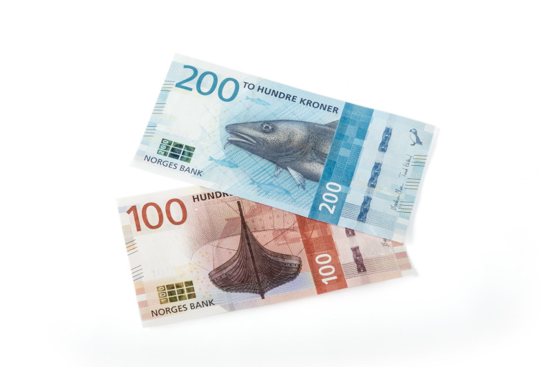 Nowe wersje banknotów mają bliski Norwegii motyw morza. 