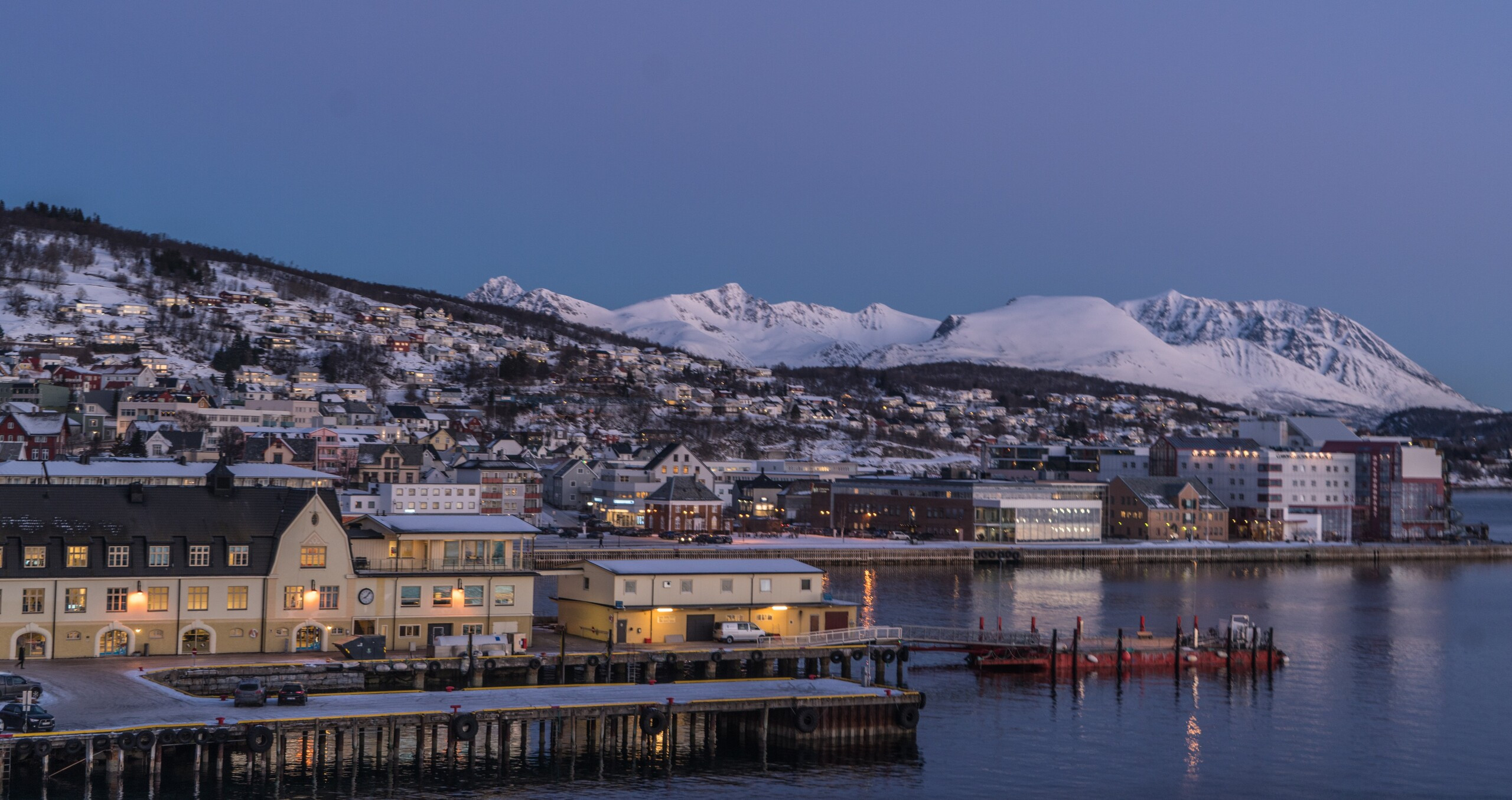 Tromsø (na zdjęciu) to główny ośrodek administracyjny północnej Norwegii.