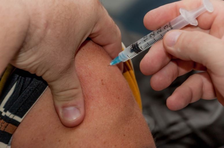 Do 20 grudnia 79,2 proc. mieszkańców Norwegii przyjęło jedną dawkę szczepionki na COVID-19, 72,3 proc. dwie dawki, a 22,7 proc. trzy dawki preparatu.