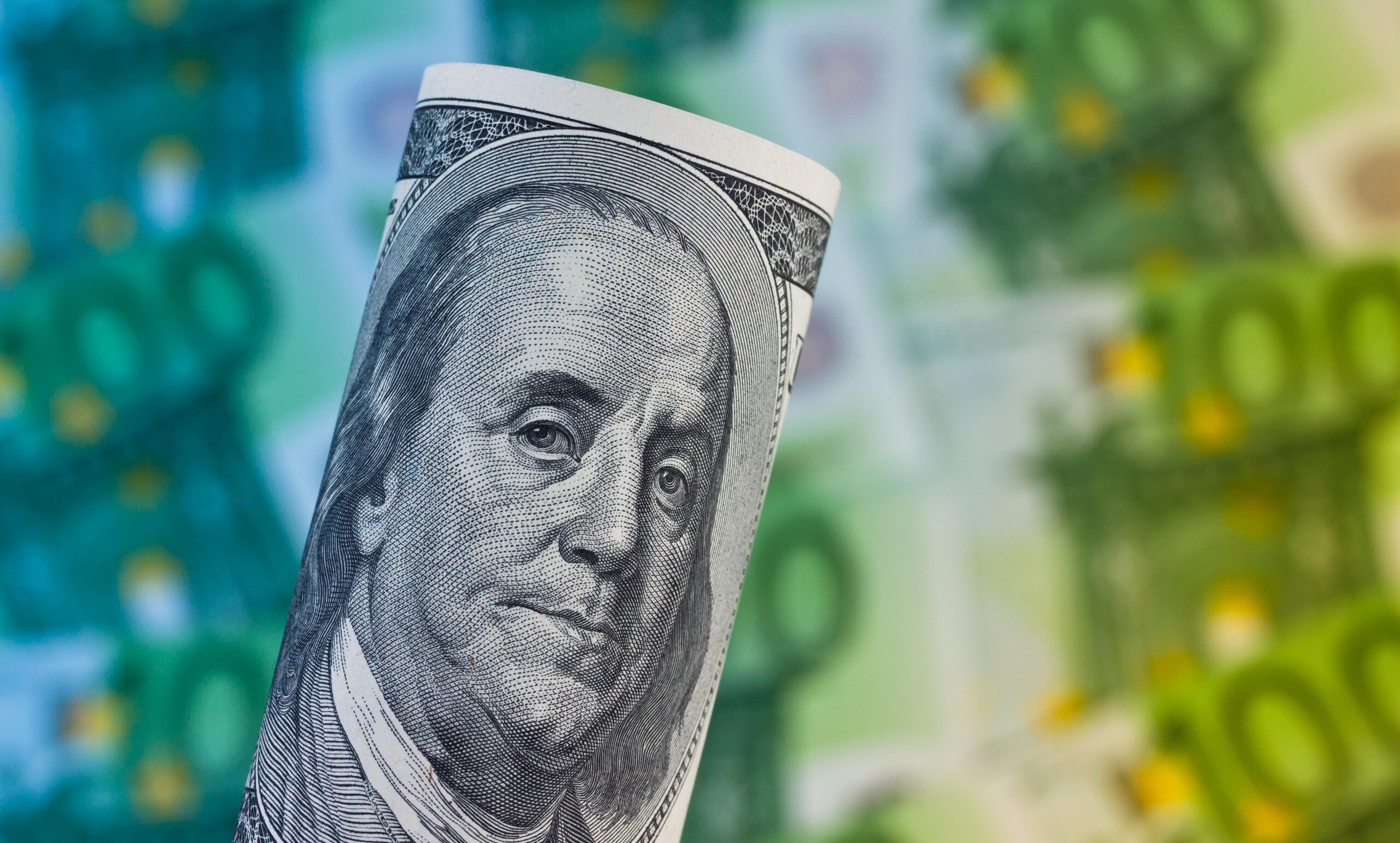 Podobny wpływ na majętność Norwegów ma drożejące euro. Wpływa negatywnie na ceny wakacji na kontynencie oraz sprowadzanie towarów ze strefy euro.