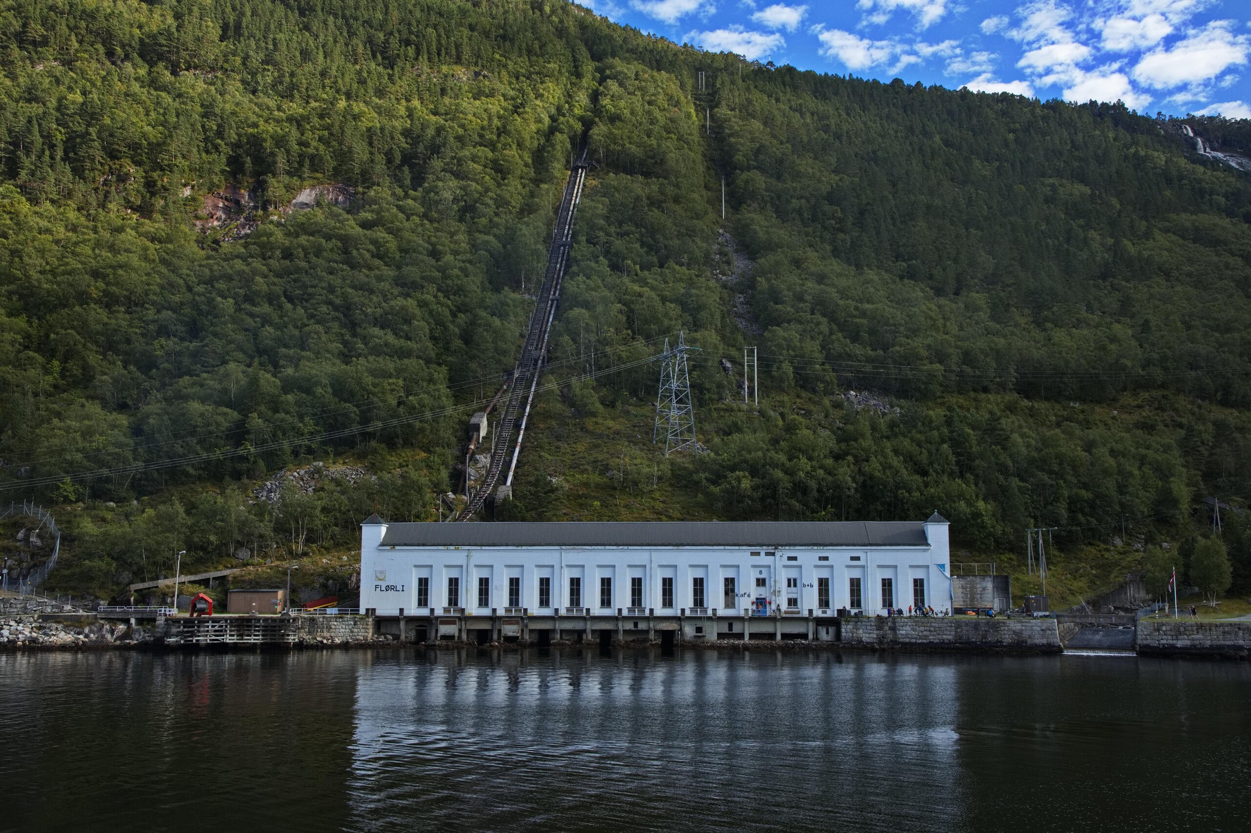 Na zdjęciu: hydroelektrownia Florli (Lysefjord).
