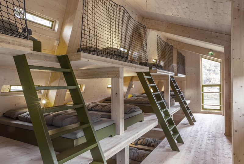 Dostępne są kabiny z 21 łóżkami lub mniejsze, z miejscami do spania dla 4-6 osób.