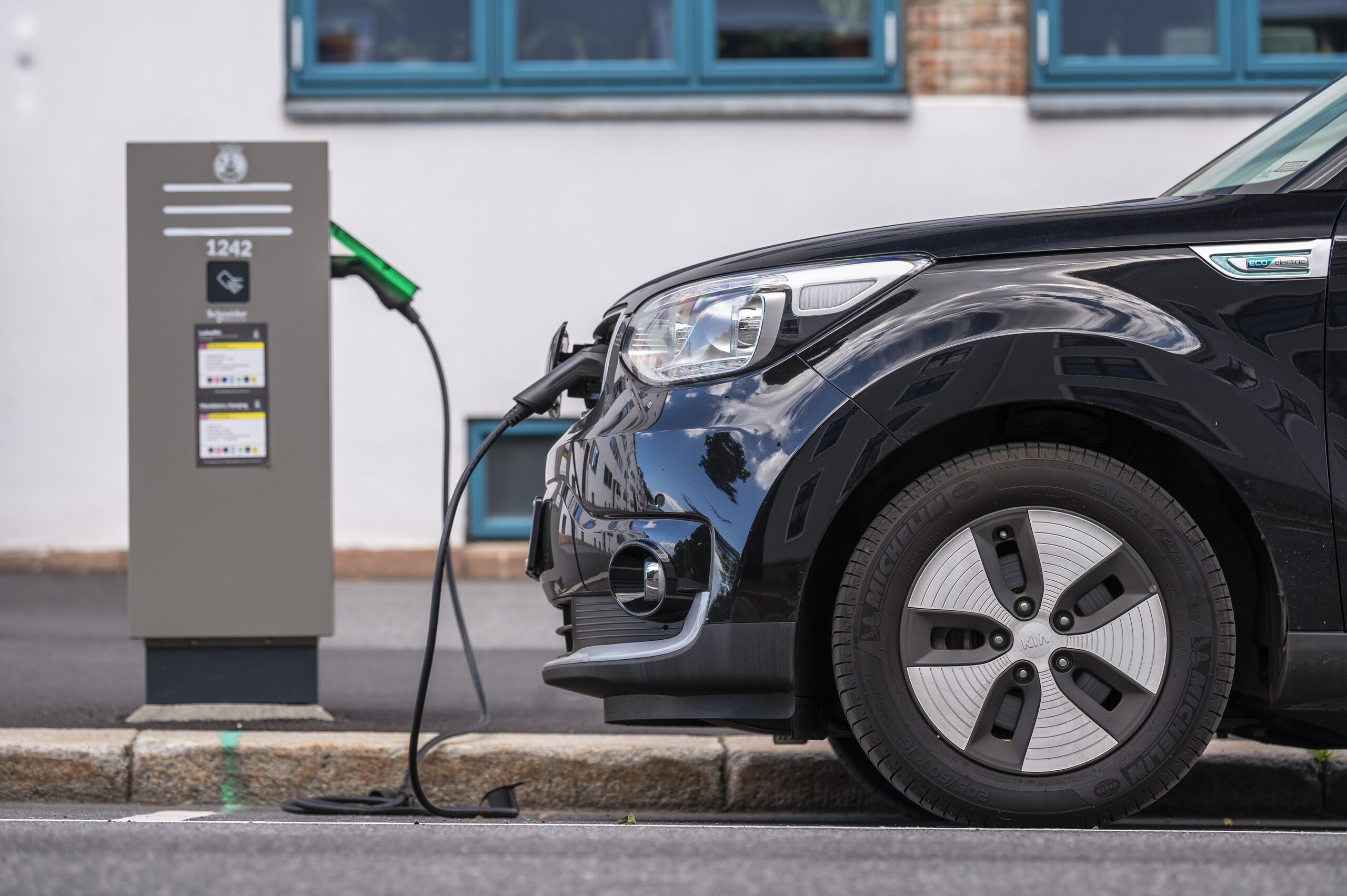Norweskim celem na 2025 rok jest osiągnięcie poziomu 100 proc. sprzedaży nowych samochodów elektrycznych.