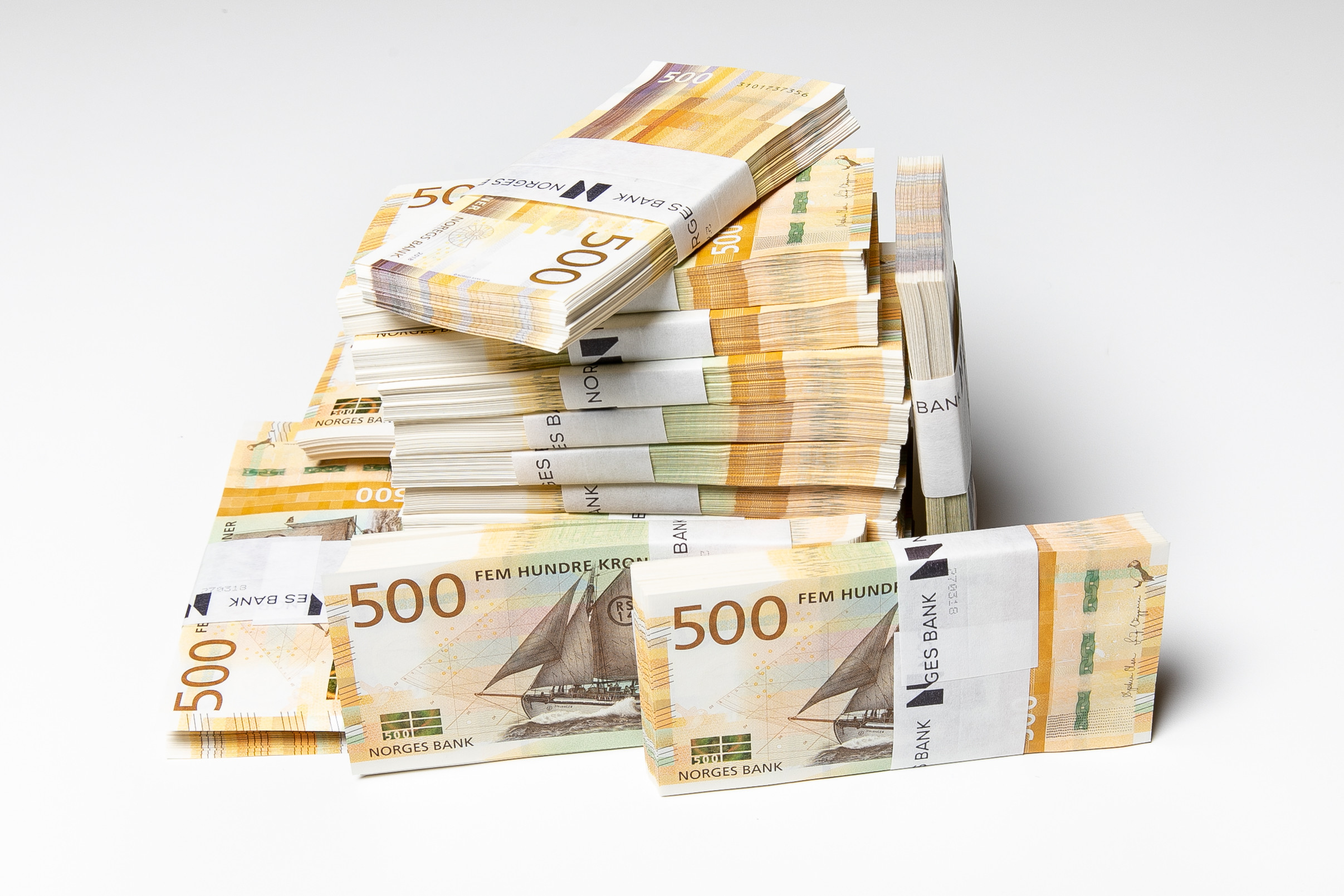 Norges Bank ma trzy podstawowe cele: zapewnienie niskiej i stabilnej inflacji (około 2,0 proc.), doprowadzenie do stabilnego rozwoju gospodarczego oraz możliwie niskiego wskaźnika bezrobocia.
