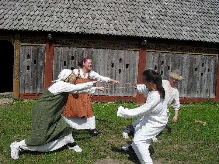 ludzie grający w toga h&ouml;nk