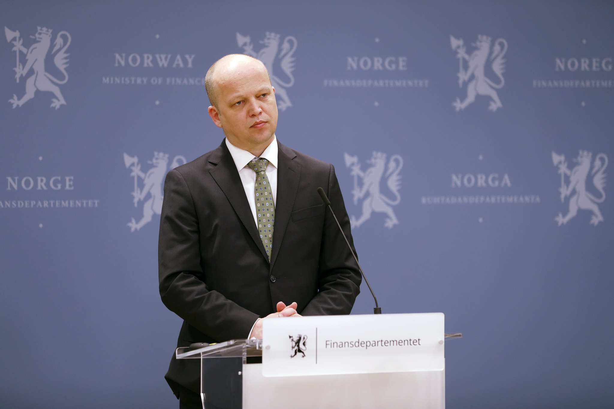 – Inwazja Rosji na Ukrainę spowodowała, że ​​w ostatnim czasie znacznie wzrosły wydatki na obronę i przygotowanie cywilne. Rząd zadba także o to, by przybywający do nas uchodźcy otrzymali potrzebną im pomoc – komentował 12 maja minister finansów Trygve Slagsvold Vedum.