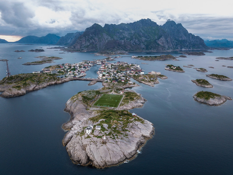 Kwestie podatku turystycznego poruszane są przez norweskie media i polityków od kilku lat. W kontekście miejsc wymienianych jako obowiązkowe do objęcia programem zawsze wspominane są Lofoty.