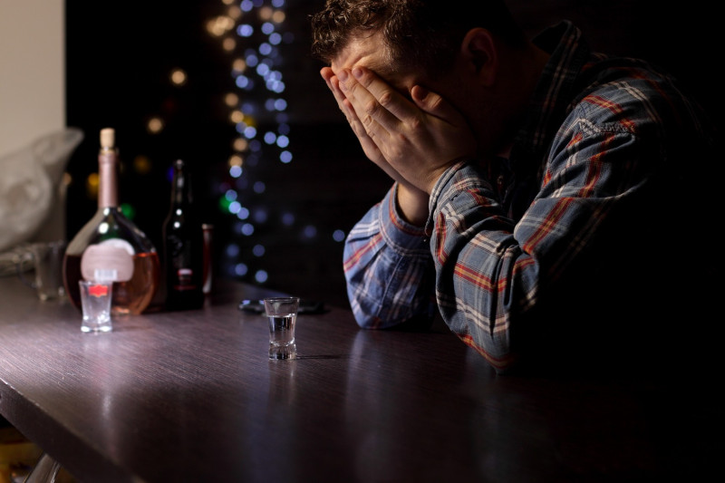 Jeden na dziesięciu ankietowanych przez SSB w Norwegii przyznał się zwiększonego spożycia alkoholu w 2020 roku.
