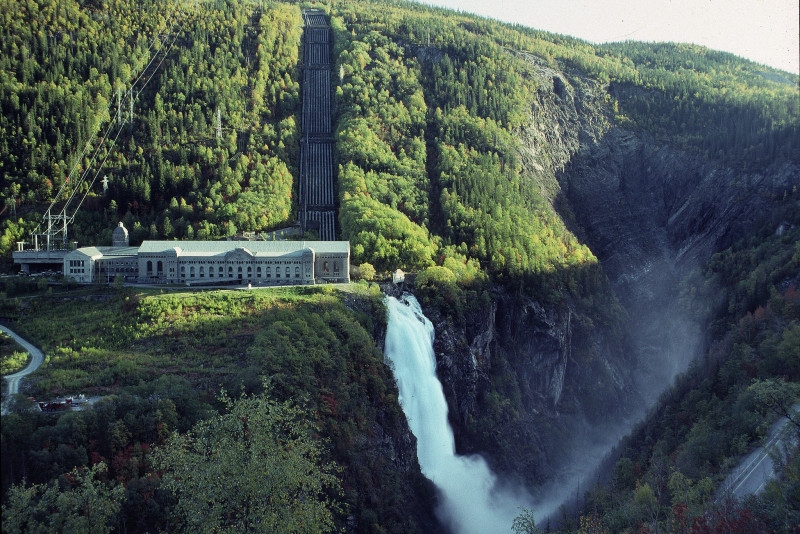 Jak szacuje Energi Norge, 70 proc. energii wodnej w Norwegii sprzedawane jest po cenie spot (ustalanej codziennie). Wartość prądu przy stałych umowach waha się od 0,35 do 0,40 NOK, przypuszczają analitycy organizacji.