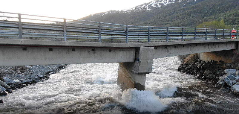 Zastanawiamy się teraz, czy pozwolić, by most sam się zawalił, czy też go zburzyć, informuje Statens vegvesen.
