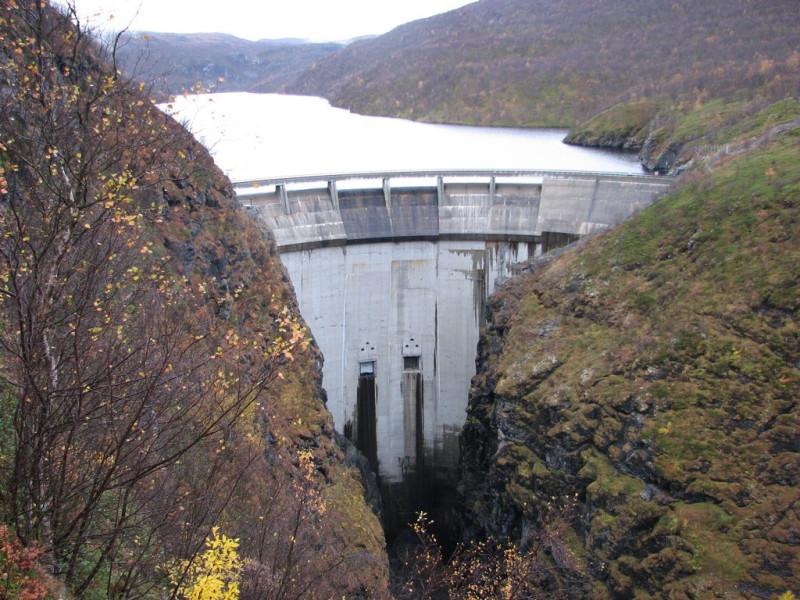 Przedsiębiorstwa energetyczne w Norwegii muszą co tydzień raportować sposób zużycia wody ze zbiorników zlokalizowanych przy elektrowniach wodnych.
