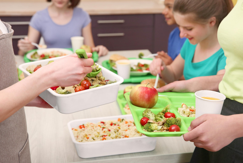 Projekt bezpłatnych posiłków szkolnych w gminie Oslo został uruchomiony jesienią 2023 i cieszył się popularnością wśród uczniów.