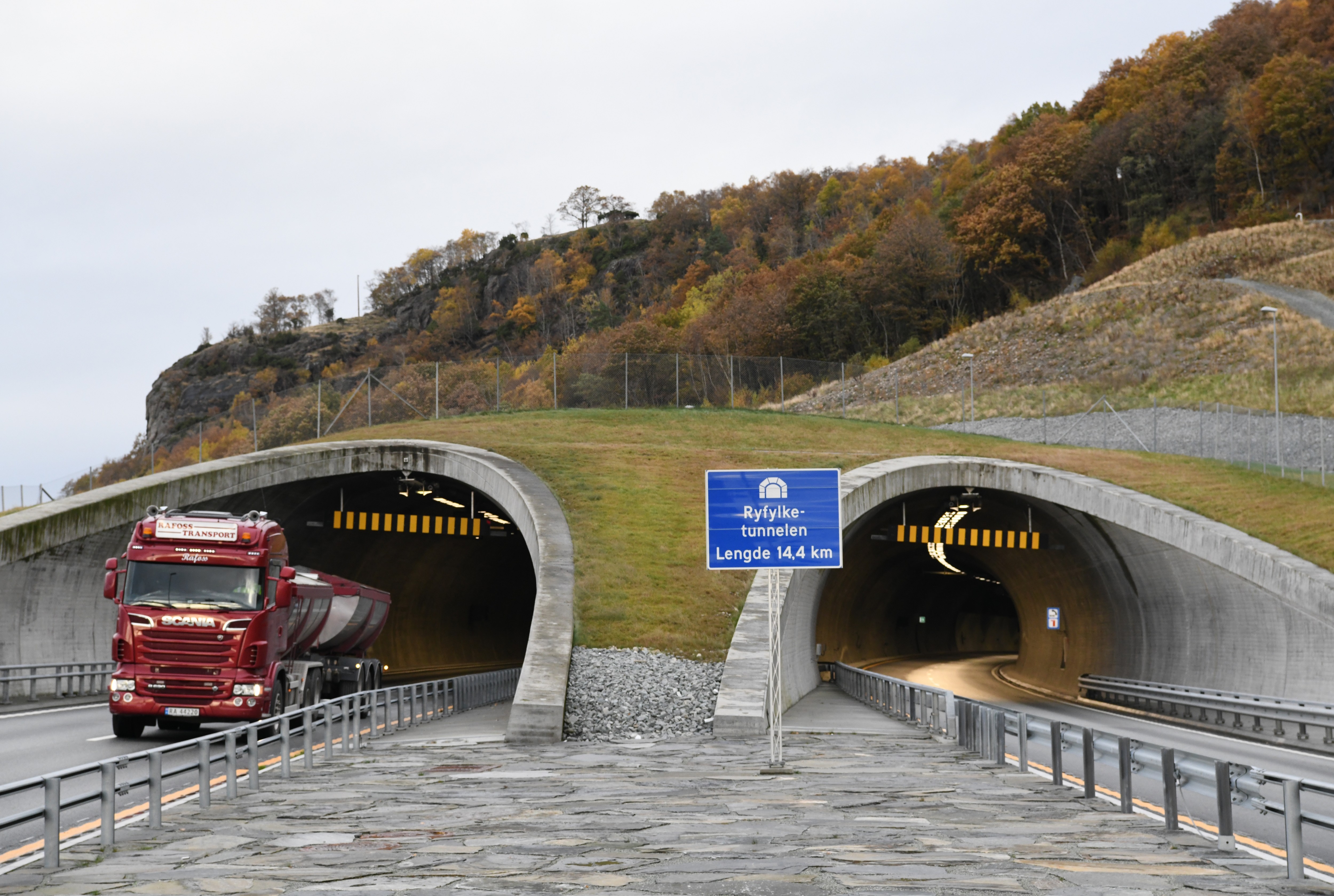 Ryfylketunnelen połączył Ryfylke ze Stavanger. Nowy obiekt uznawany jest za cud techniki - jest najgłębiej położonym oraz najdłuższym podwodnym tunelem autostradowym na świecie - ma 14,4 km długości.