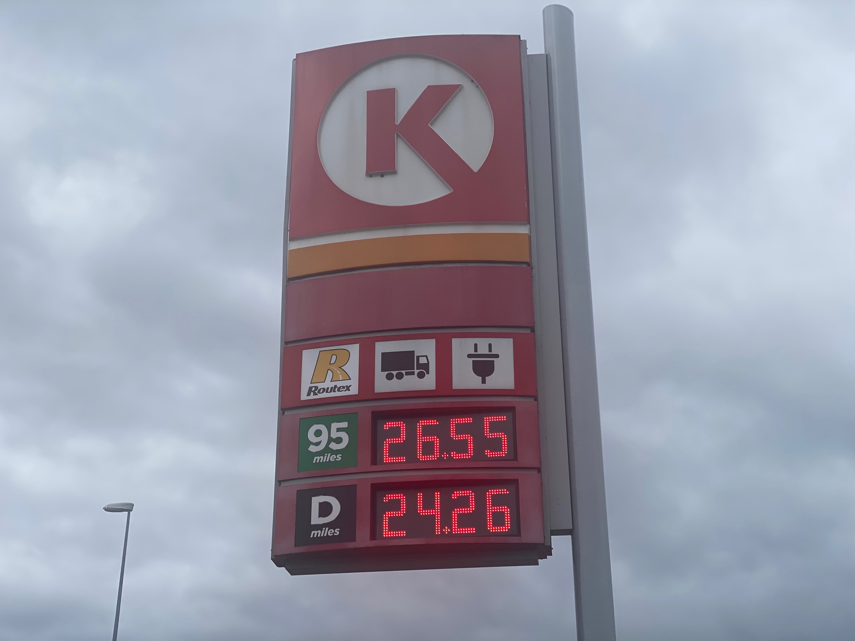 Choć w Norwegii rośnie popularność pojazdów elektrycznych, większość samochodów wciąż stanowią diesle i benzyniaki.