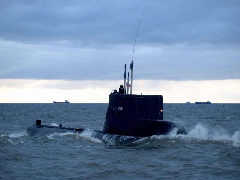 ORP Sęp podczas manewrów - jeden z czterech okrętów podwodnych typu Kobben zakupionych od Norwegii.
