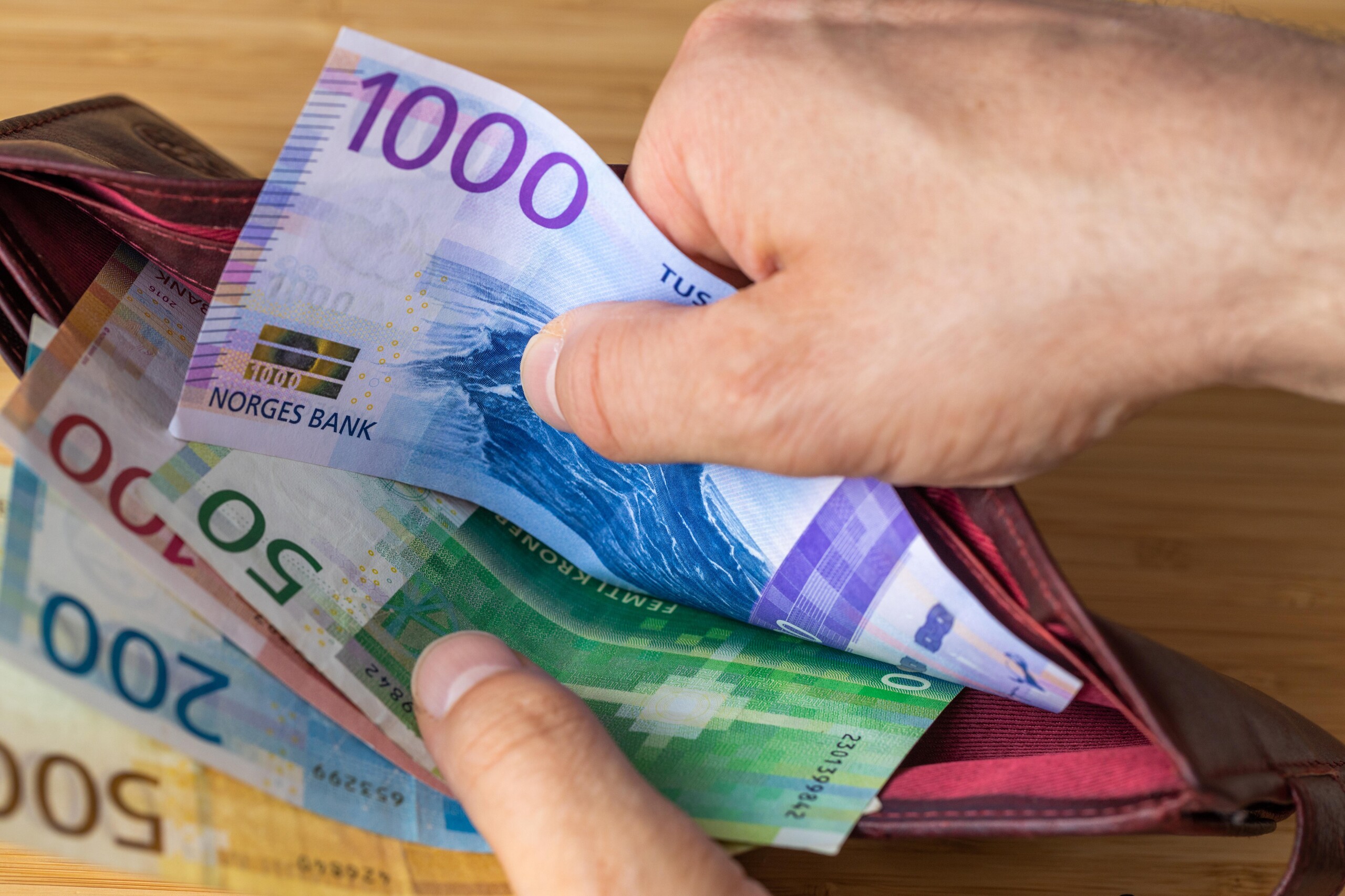 Korona norweska zawsze traciła, gdy sytuacja geopolityczna była niestabilna. Okres od 2020 roku jest jednak najgorszy w jej historii.