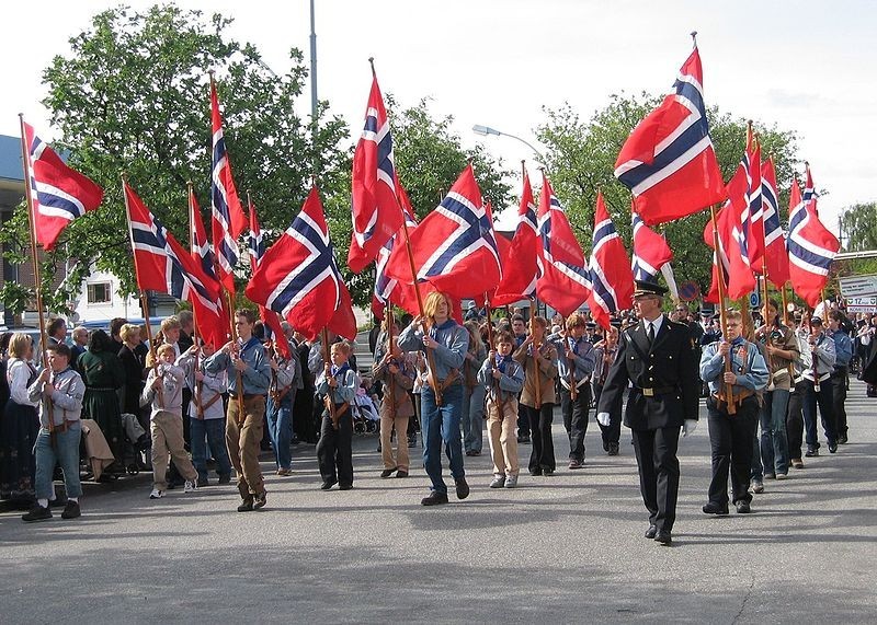 Wielotysięczne pochody to najbardziej rozpoznawalny element Dnia Konstytucji w Norwegii.