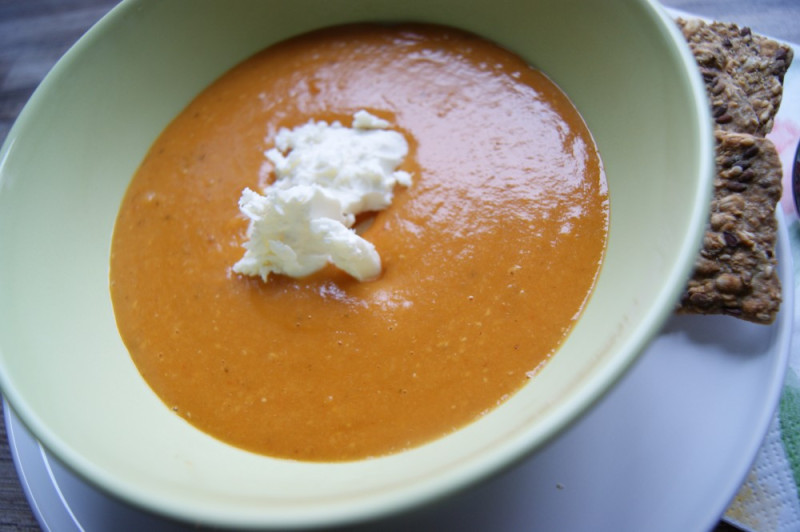 Do zupe można dodać fetę lub kozi ser, który nada potrawie charakteru. 