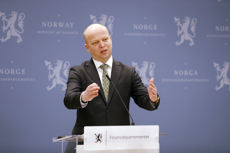 Poparcie Partii Centrum, w porównaniu z wyborami parlamentarnymi 2021, spadło ponad dwukrotnie. We wrześniu ugrupowanie wskazało 13,5 proc. głosujących. Lipcowe sondaże wskazują na spadek sympatii Norwegów do 6,2 proc.