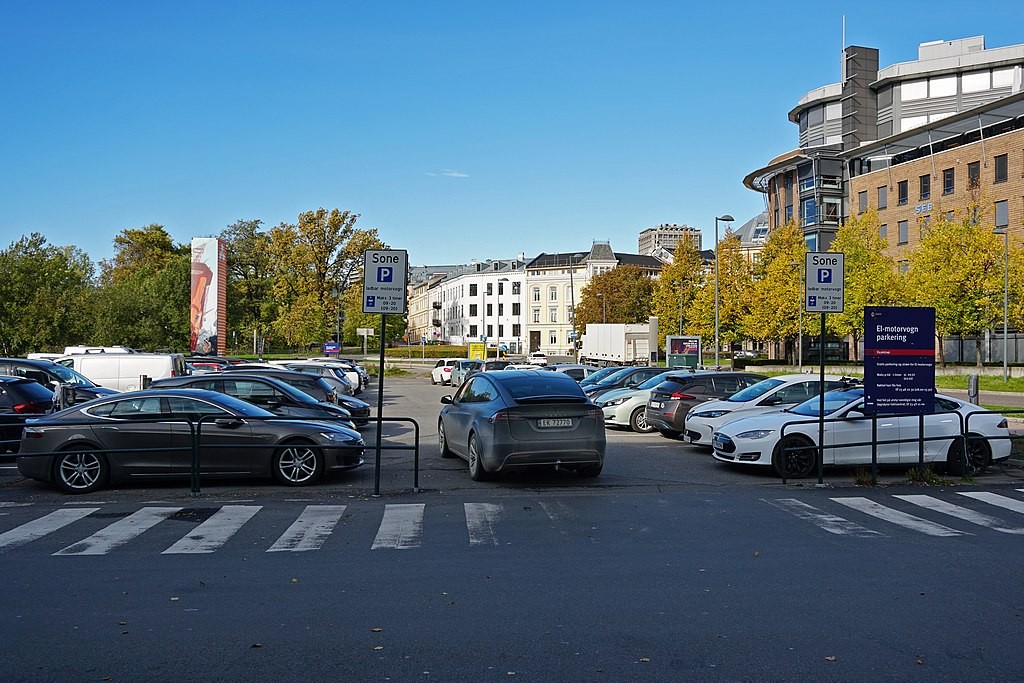 Stołeczne władze dążą do tego, aby Oslo stało się miastem niemal bezemisyjnym do 2030 roku.