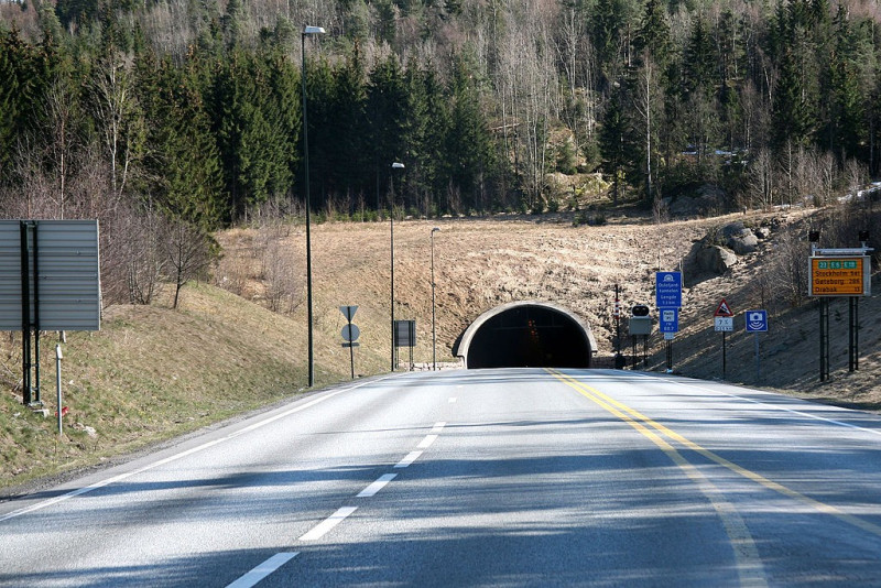 Oslofjordtunnelen ma 7 306 metrów długości, otwarto go w 2000 roku.