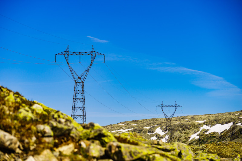 Rekordowo wysokie ceny energii elektrycznej w połączeniu z przewidywanym deficytem mocy w latach 2026-2030 hamują rozwój nowego zielonego przemysłu.