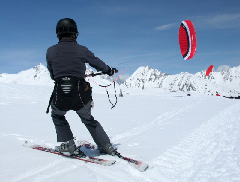 Snowkiting staje się coraz bardziej popularny wśród miłośników sportów zimowych.