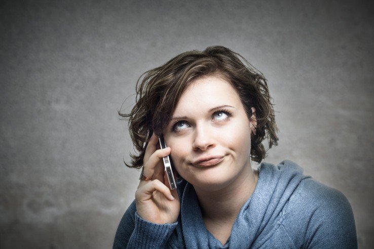 kobieta rozmawiająca przez telefon