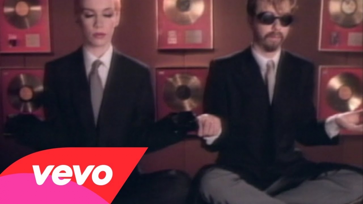 Eurythmics - Sweet Dreams (Are Made Of This) (Official Video)