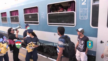 Niezbyt wdzięczni uchodźcy - Węgry: Uchodźcy wyrzucają wodę od policjantów