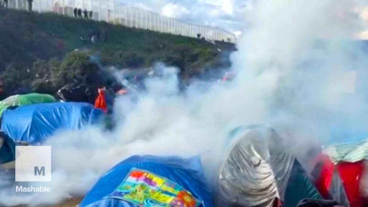 French Police Clash with Migrants and Refugees at Calais Camp | Mashable News