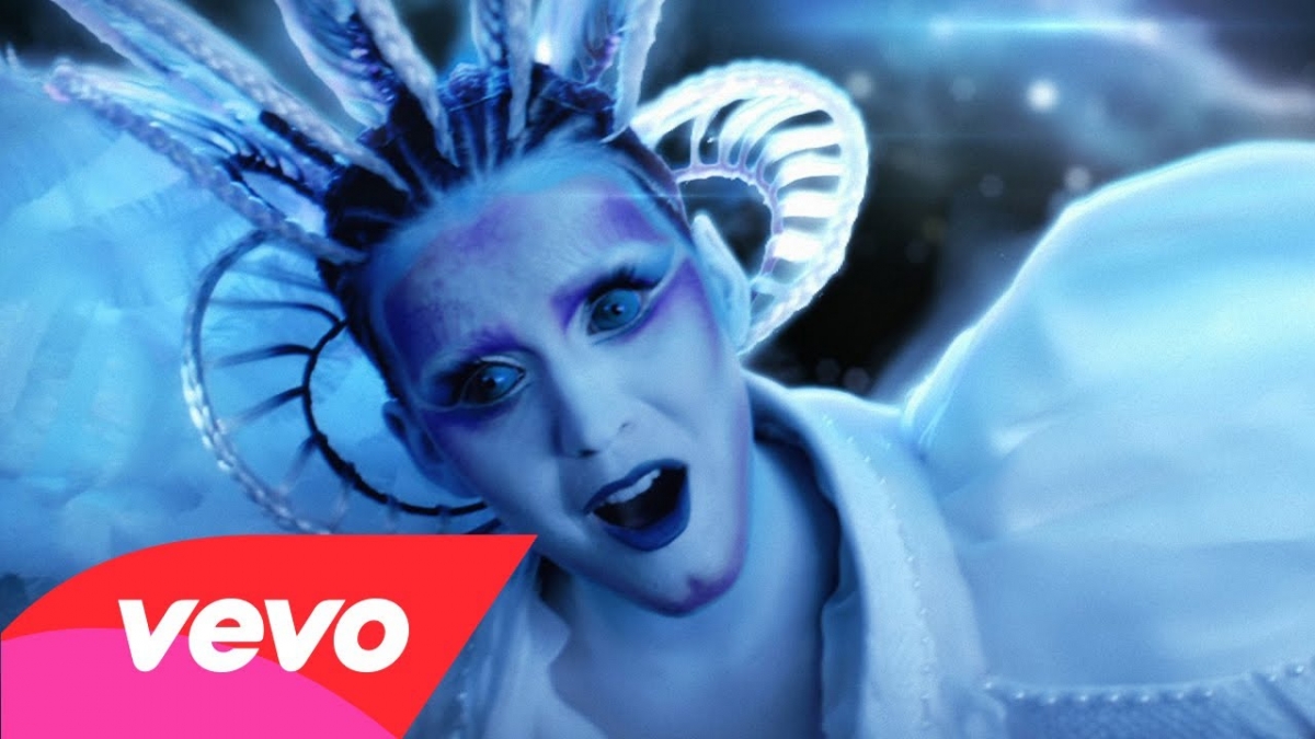 Katy Perry - E.T. ft. Kanye West