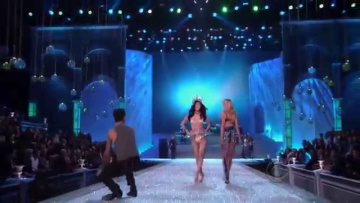 Maroon 5 - Moves Like Jagger at Victoria's Secret Fashion Show
